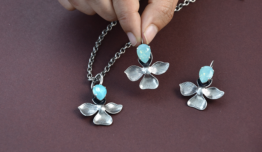 The wonderful world of flower jewelry