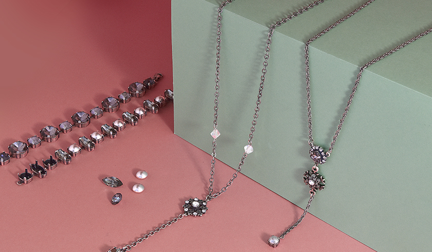 Delicate Y necklaces with snowflakes