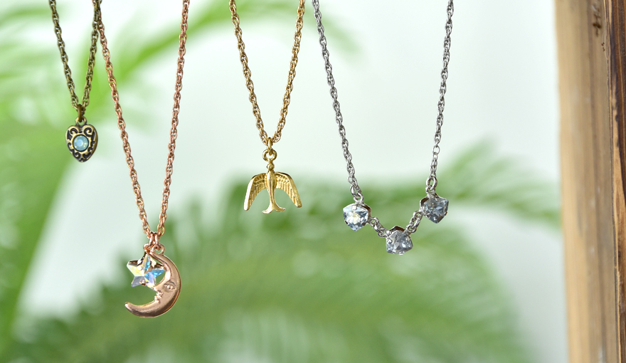 Delicate pendant necklaces inspiration